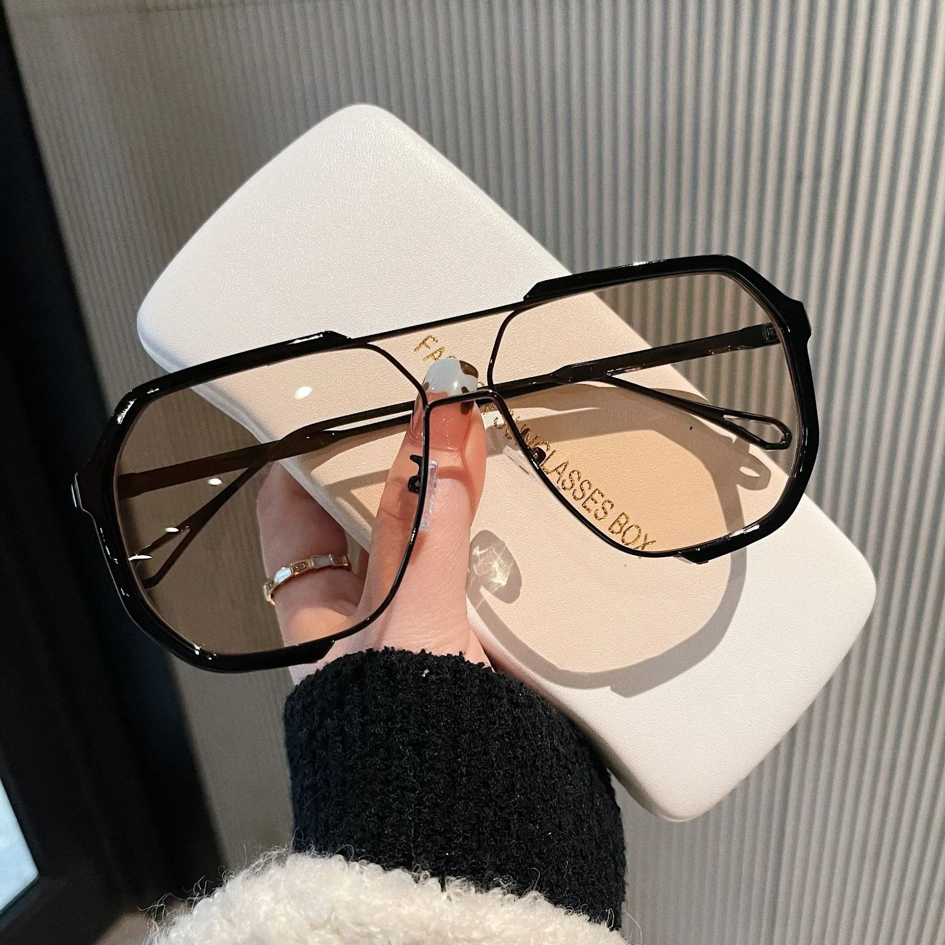 kf-S06b62ee7892f4db389672f675c902b54a Oversized Sunglasses For Women - Image 1